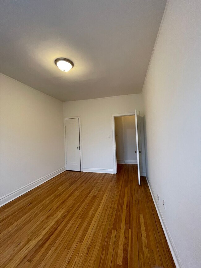 Building Photo - Lovely Renovated 1 BR In North Center