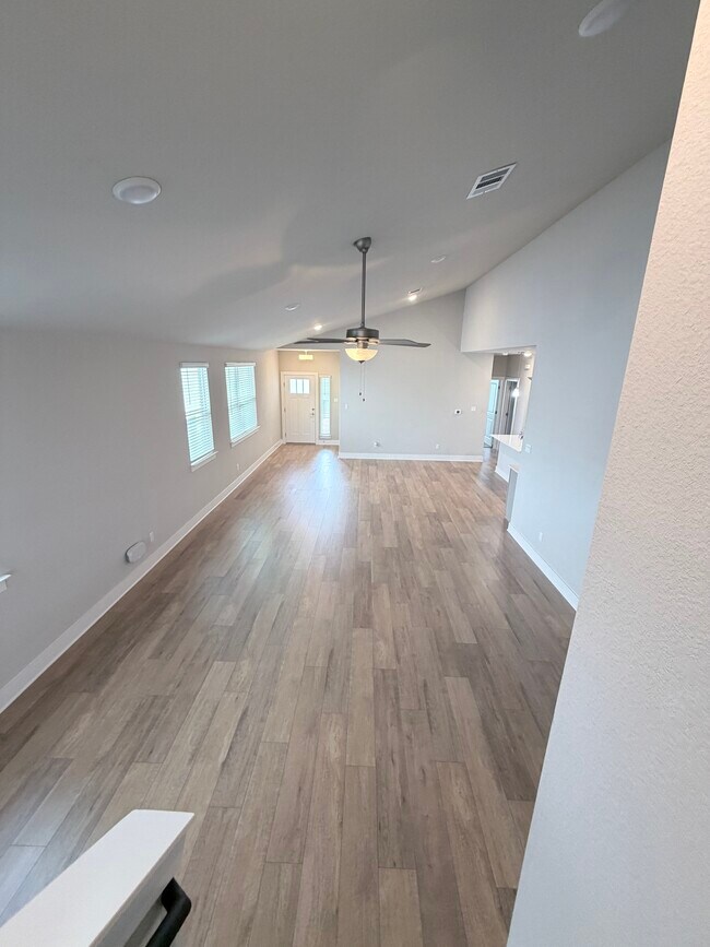 Building Photo - 219 Pinnacle Ln