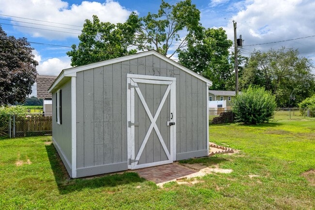 Building Photo - Charming Bi-Level for rent in Milford, $2,...