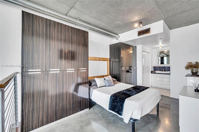 Building Photo - 690 SW 1st Ct