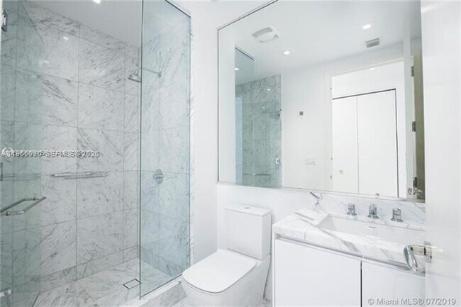 Building Photo - 16901 Collins Ave