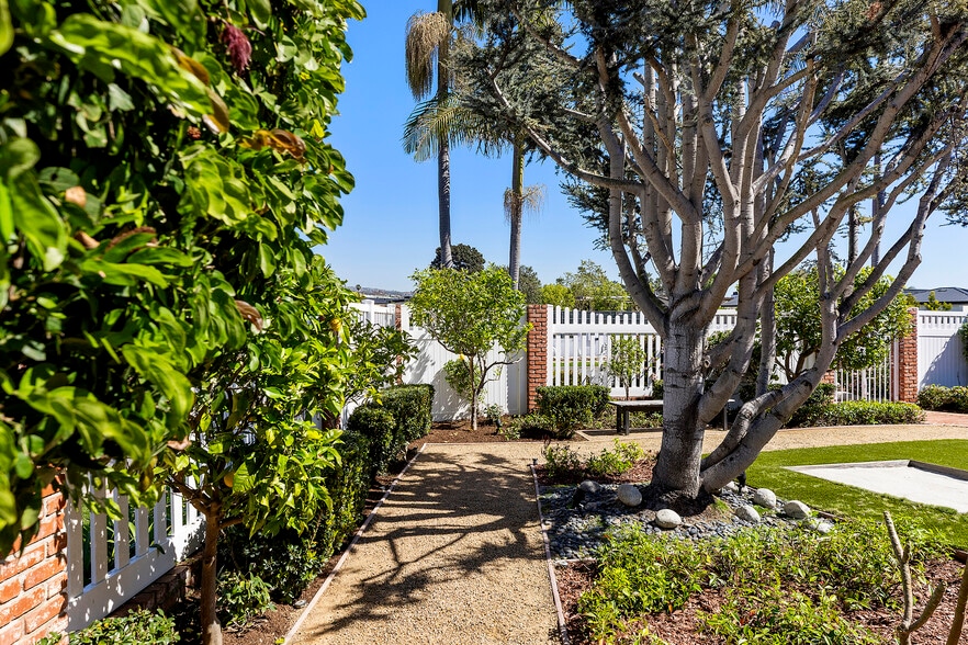 Building Photo - 1901 Altura Dr