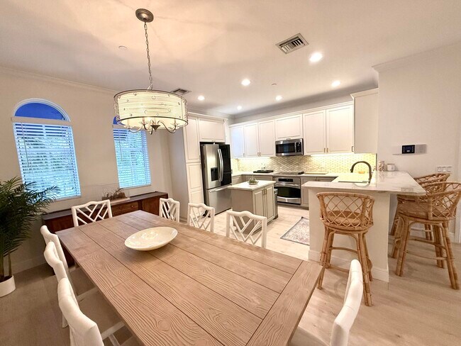 Building Photo - 809 Estancia Wy
