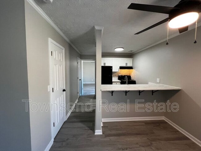 Building Photo - 5850 Century Oaks Dr