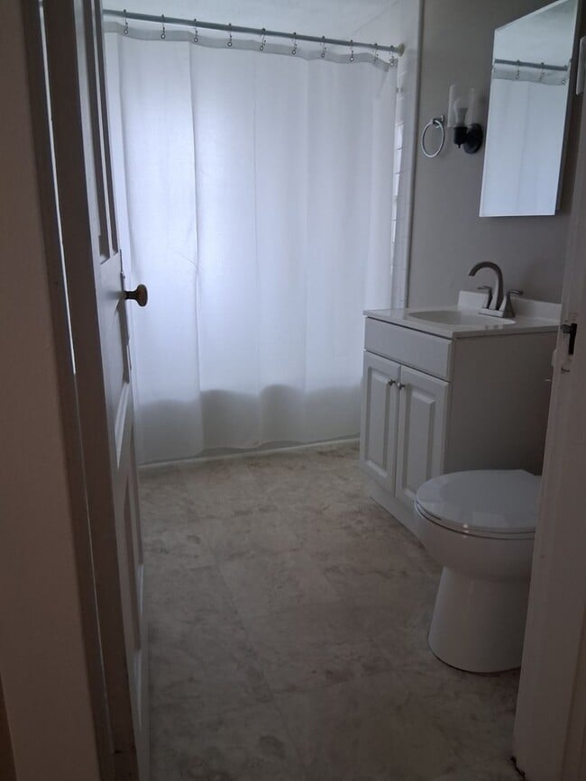 Building Photo - Charming Newly Renovated Spacious Double