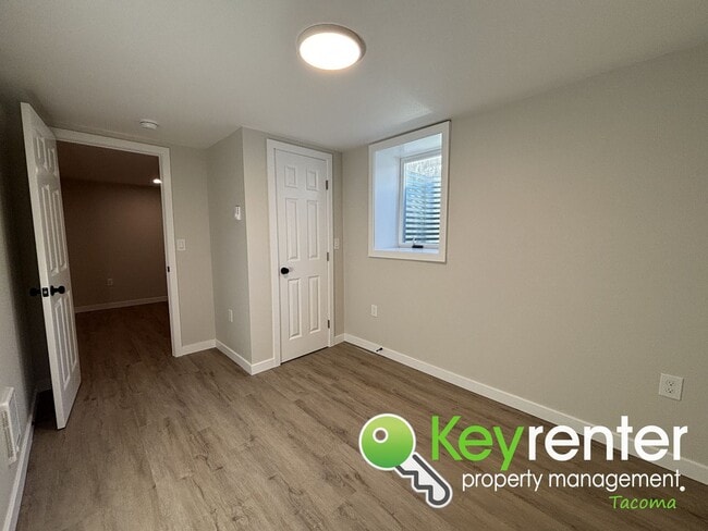 Building Photo - One of a Kind Multi-level Home in Tacoma!