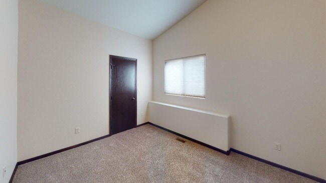 Building Photo - 2 bed town home!