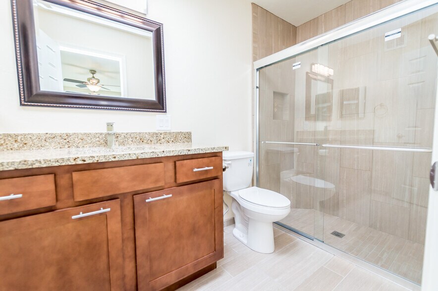 Master Bathroom - 1448 E Carmelita Dr