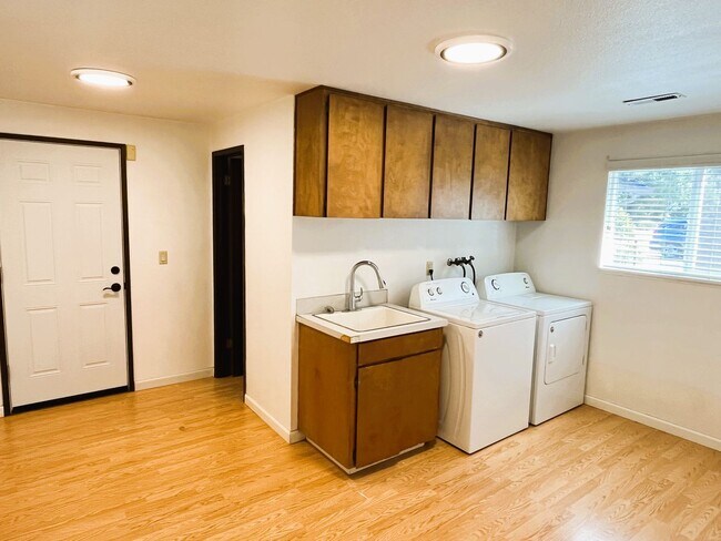 Building Photo - HALF OFF OF FIRST MONTH'S RENT! Beautifull...