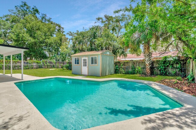 Building Photo - Remodeled Pool Home in the Heart of Brandon, FL
