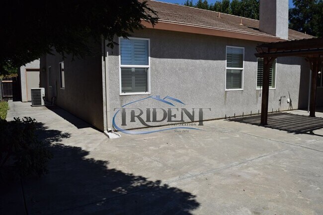 Building Photo - 4 bedroom, 3 bath house with den/office