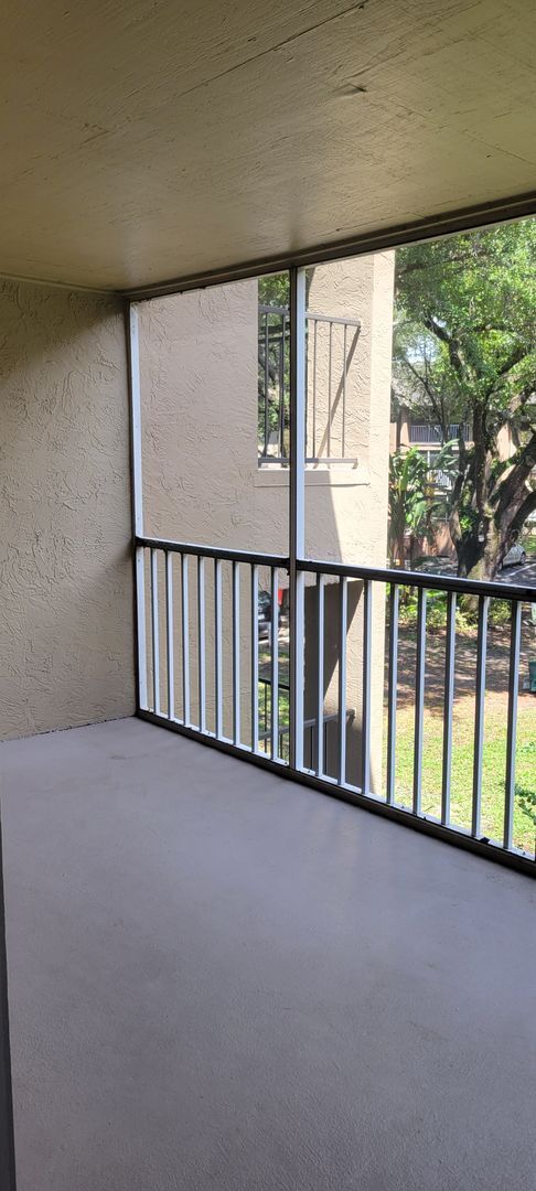 Building Photo - Large one bedroom condo