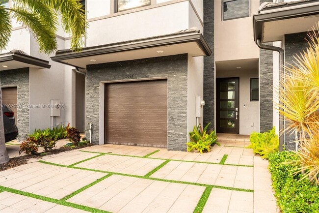 Building Photo - 15824 NW 91st Ct