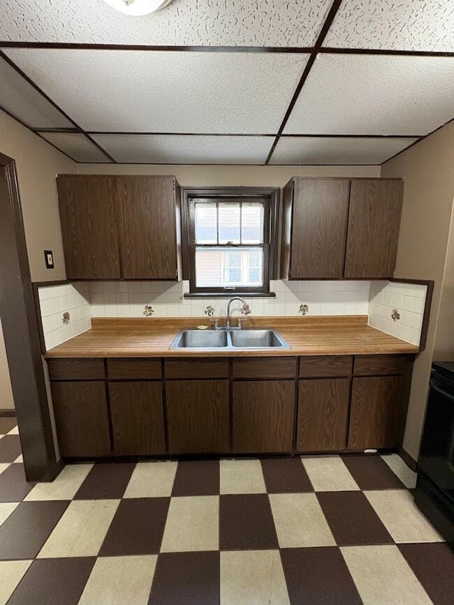 Building Photo - Four bedroom 2 full bath home for rent