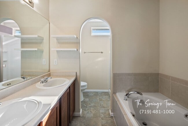 Building Photo - Charming 2BD/2.5BA Townhome with Attached ...