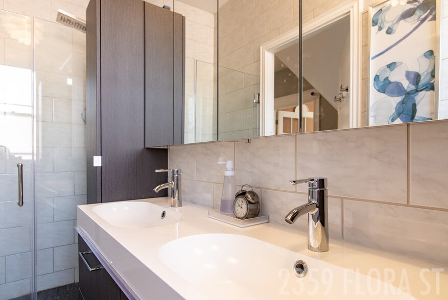 bathroom - 2359 Flora St