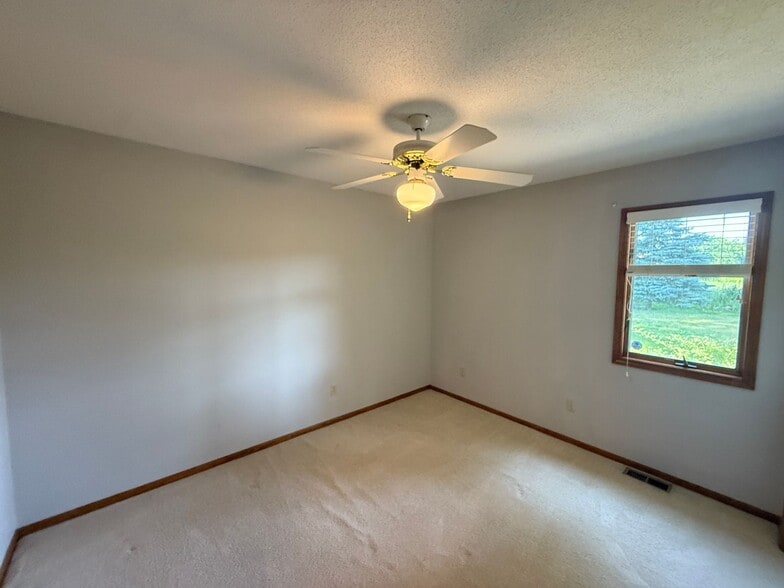 Building Photo - 5018 Goldfinch Ln