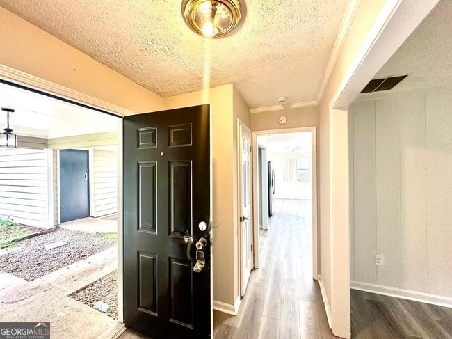 Building Photo - 100 Lakeview Ln