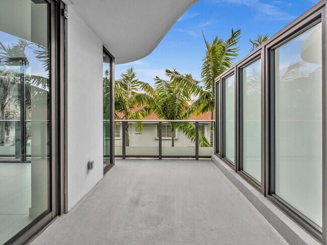 Building Photo - 9901 W Bay Harbor Dr