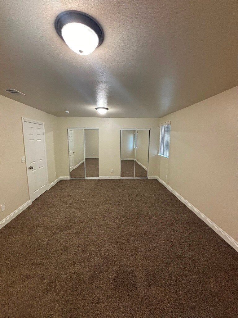 Building Photo - 155 W 77th St