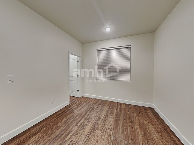 Building Photo - 4370 N Poplar St