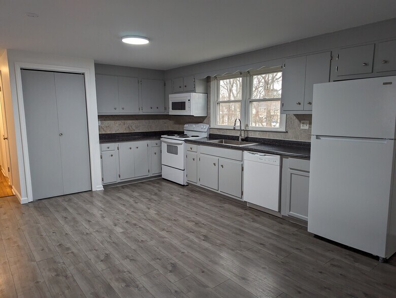 Building Photo - 87 Antrim St