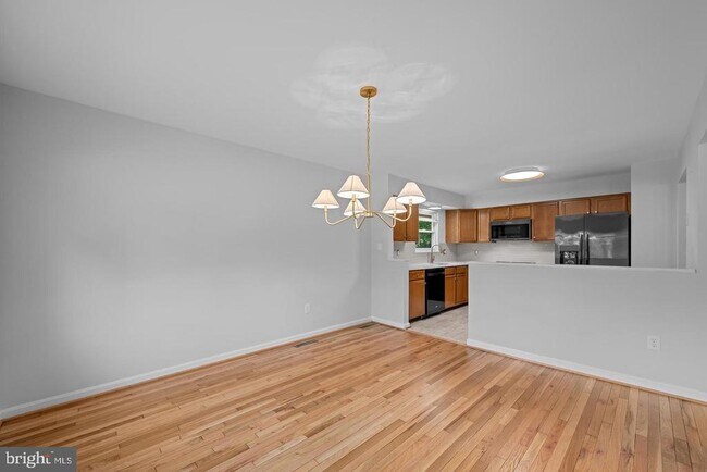 Building Photo - 100 Oak Dr