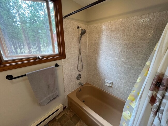 Building Photo - Quaint 1-bdr/1-bath private apartment with...