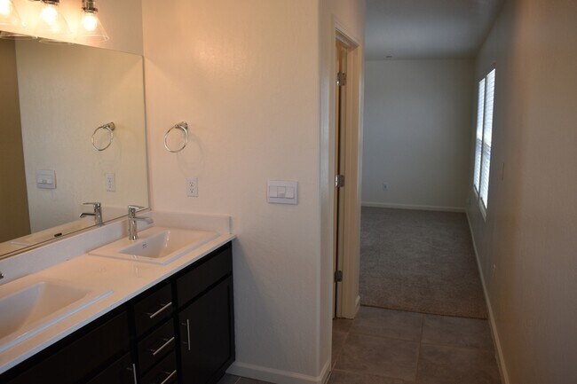 Building Photo - 698 Jessie Dr