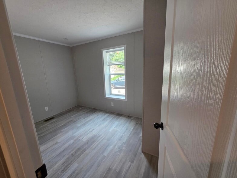 Building Photo - 92 Thomas Ln