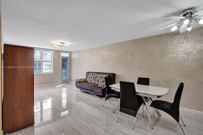 Building Photo - 1913 S Ocean Dr