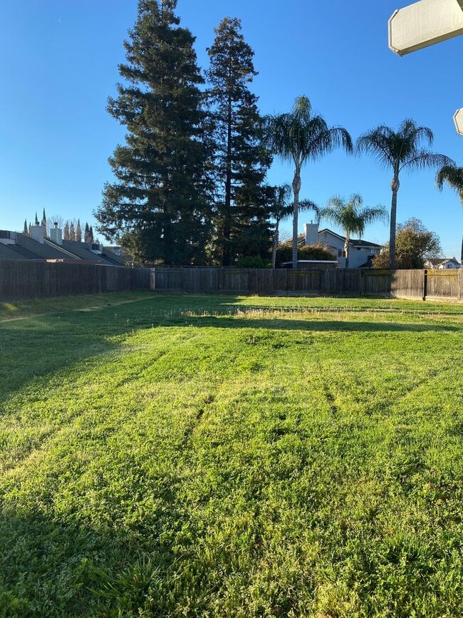 Building Photo - 3 bedroom 3 bathroom Salida Home