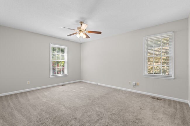 Building Photo - 4505 Aviemore Crescent