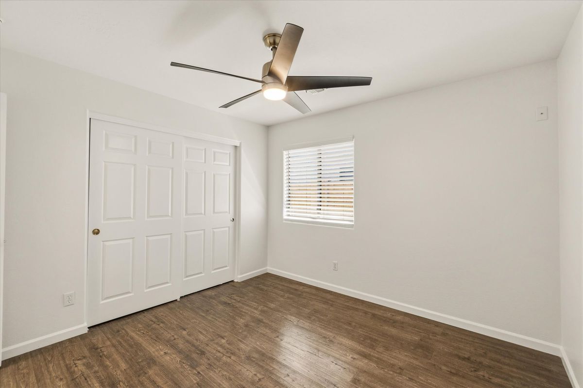 Building Photo - 2212 E Vista Bonita Dr