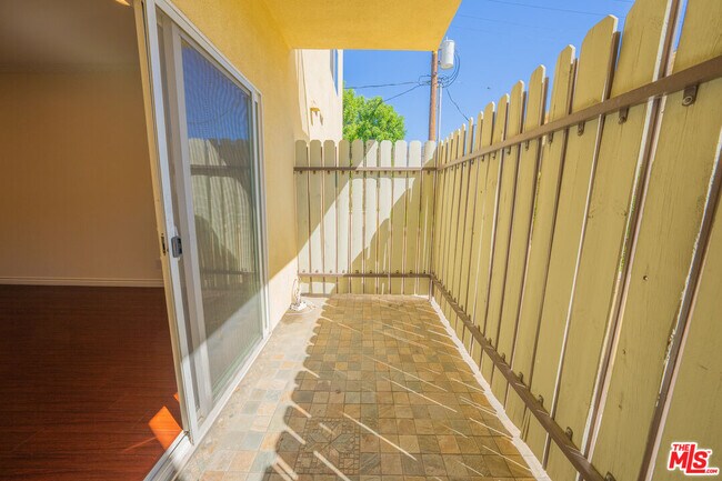 Building Photo - 626 E Orange Grove Ave