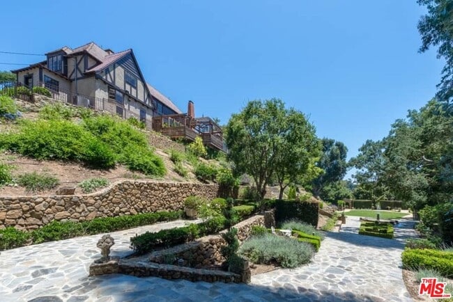 Building Photo - 1957 Mandeville Canyon Rd