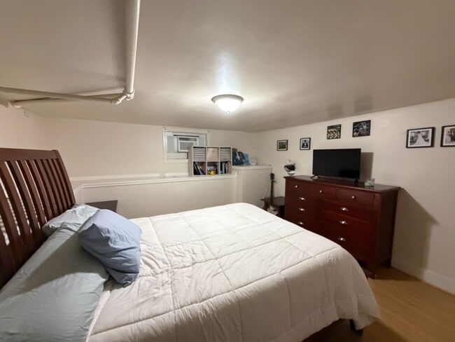 Building Photo - 1 bedroom apartment in EASTPORT!