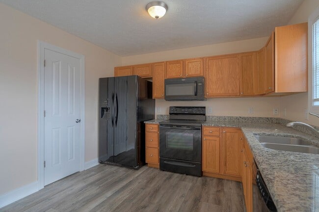 Building Photo - Oak Tree Townhome | 4 Bed, 4.5 Bath | Available Now!