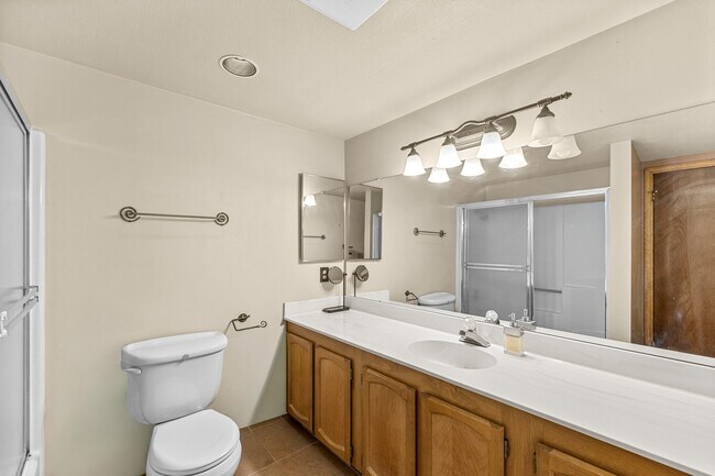 Building Photo - 2600 Valley View Dr