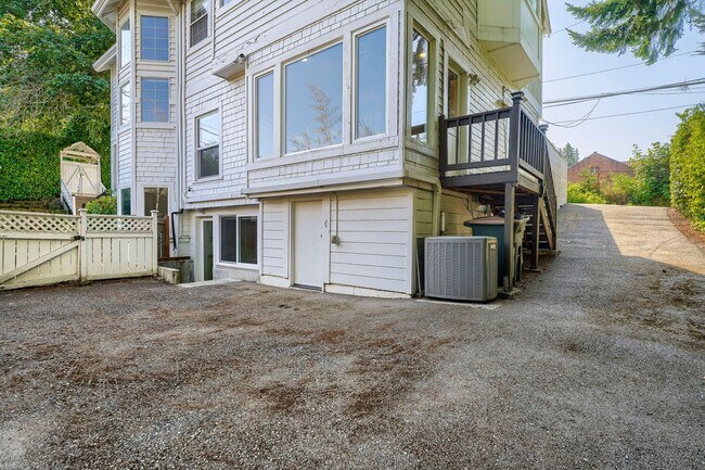 Building Photo - 422 W Raye St