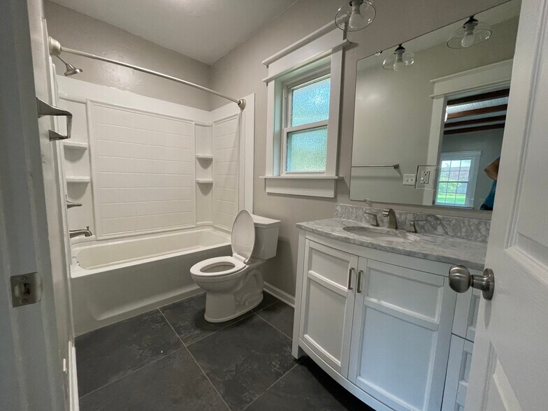 Building Photo - 416 Hillmont Dr NW