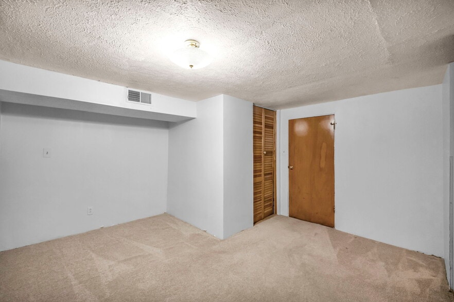 Building Photo - 248 Gladys Dr