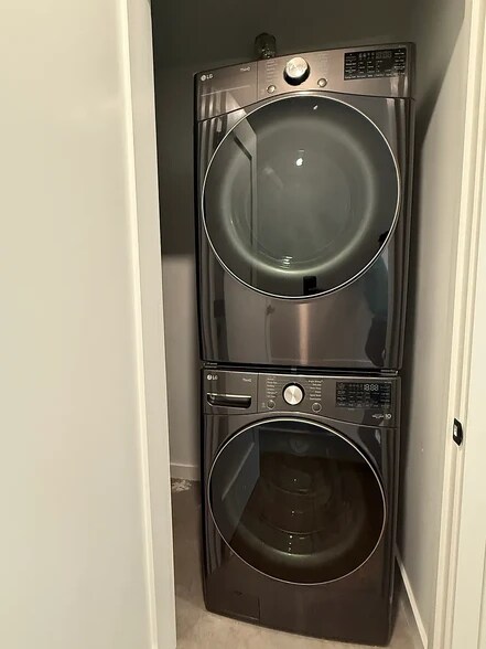 LG Top model washer dryer - 1000 Washington St
