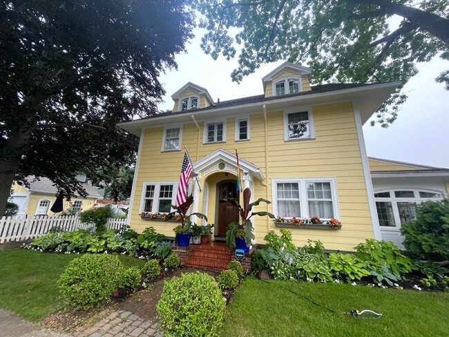 Building Photo - 410 Wellington Ave