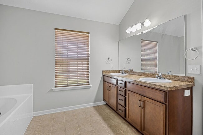 Building Photo - 5 Bedroom, 2.5 Bathroom - White Oak Subdivision - Richmond Hill