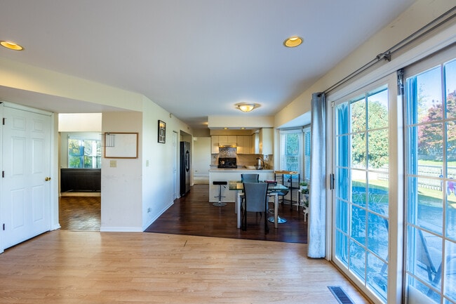 Building Photo - 331 E Fox Hill Dr