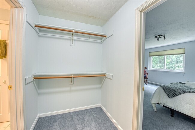 Building Photo - 28 Gaslight Ln