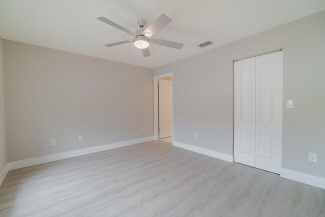 Building Photo - 205 River Bluff Ln