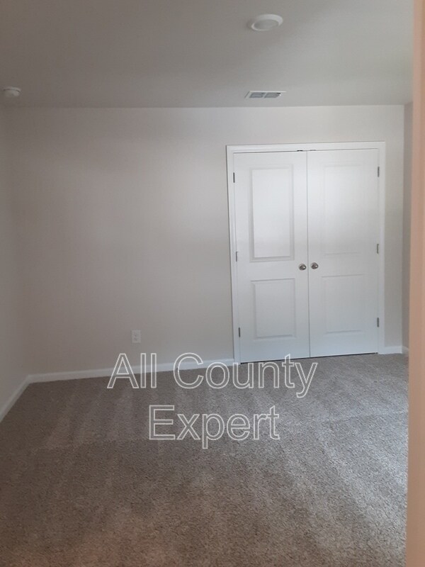 Building Photo - 305 Timberland Ave