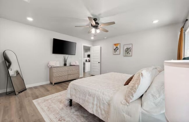 Building Photo - Bring your suit case, we’ll handle the rest! Fully furnished in Upland West!
